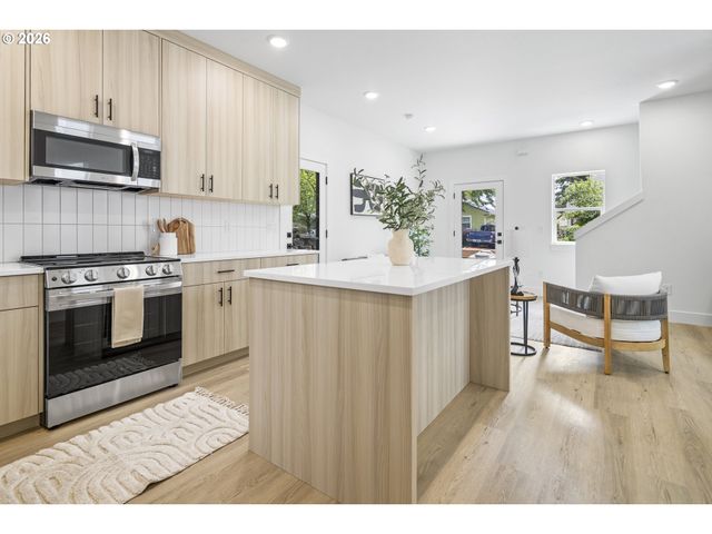 2007 Sw MOSS St, Portland, OR 97219