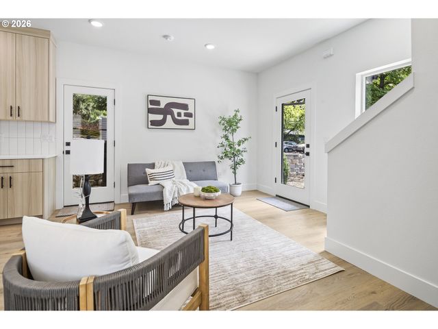 2007 Sw MOSS St, Portland, OR 97219
