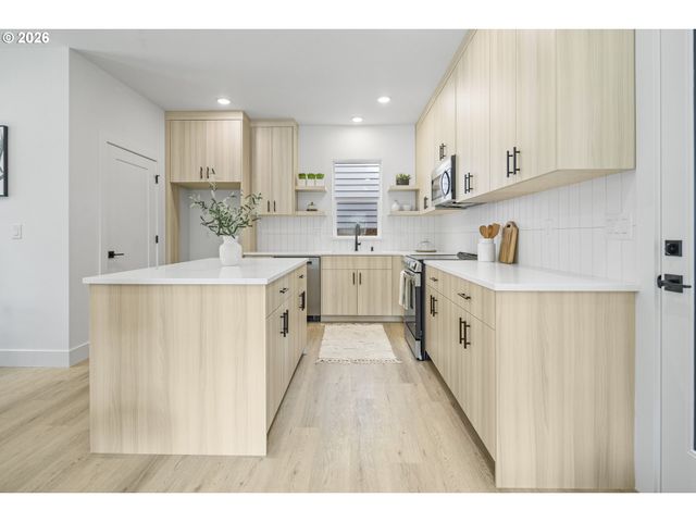 2007 Sw MOSS St, Portland, OR 97219