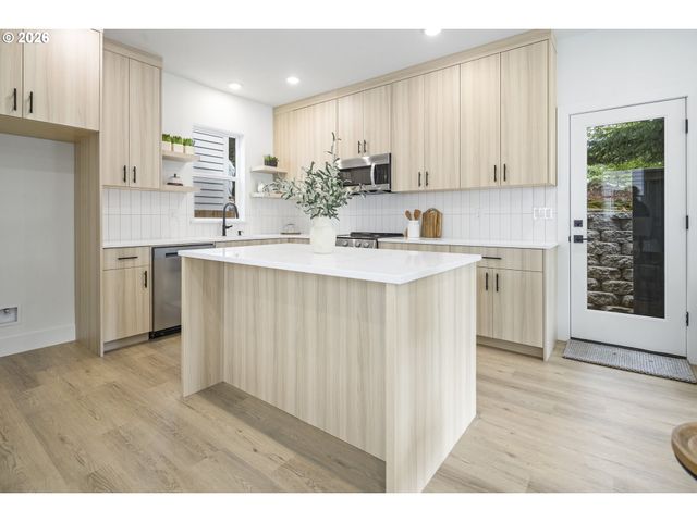 2007 Sw MOSS St, Portland, OR 97219