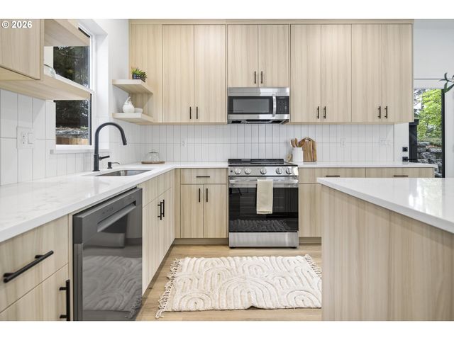 2007 Sw MOSS St, Portland, OR 97219