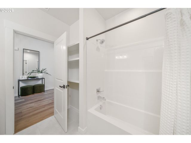 516 W 20TH Way, La Center, WA 98629