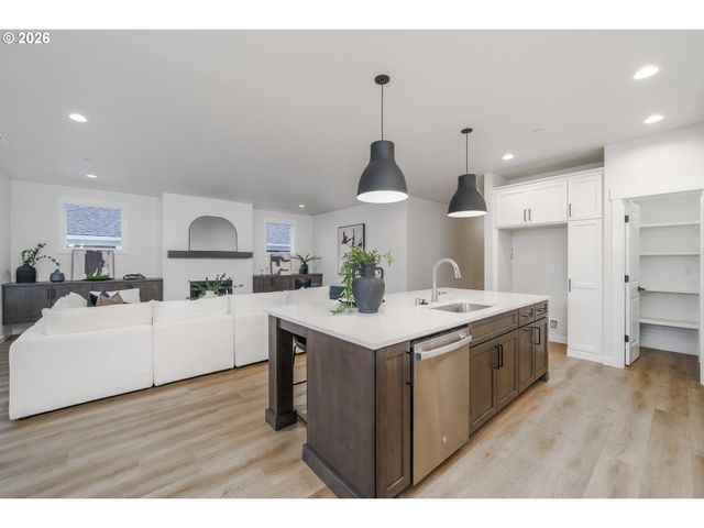 516 W 20TH Way, La Center, WA 98629