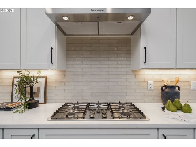 516 W 20TH Way, La Center, WA 98629