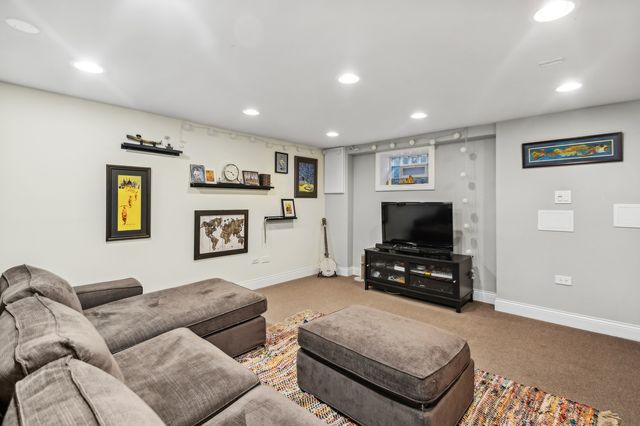 1607 W Sunnyside Avenue, Chicago, IL 60640
