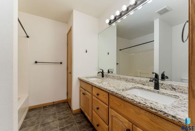 3008 W Courtyard Ln Lane, Sioux Falls, SD 57108