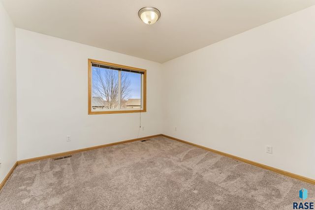 3008 W Courtyard Ln Lane, Sioux Falls, SD 57108