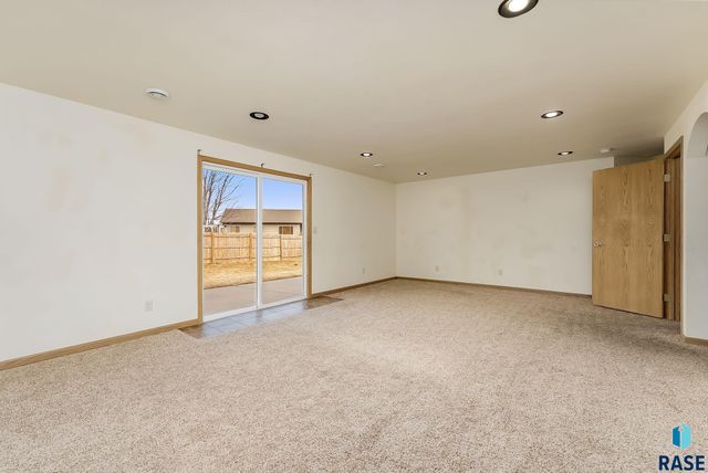 3008 W Courtyard Ln Lane, Sioux Falls, SD 57108