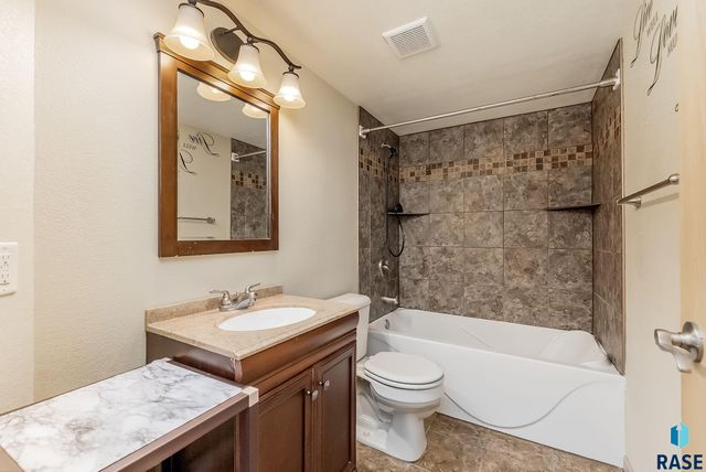 3008 W Courtyard Ln Lane, Sioux Falls, SD 57108