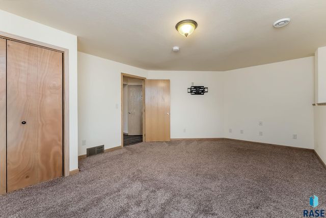 3008 W Courtyard Ln Lane, Sioux Falls, SD 57108