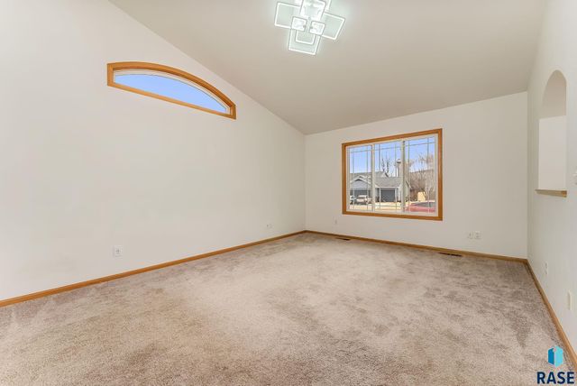 3008 W Courtyard Ln Lane, Sioux Falls, SD 57108