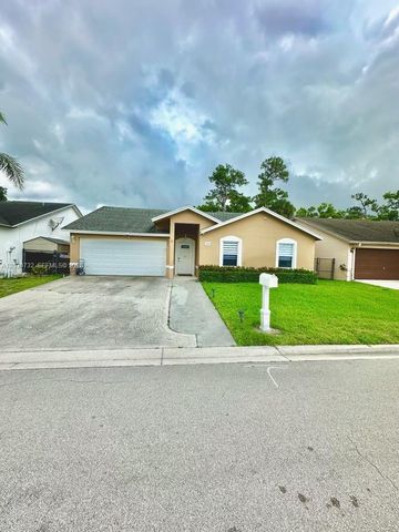 1010 Salmon Isle, Green Acres, FL 33413