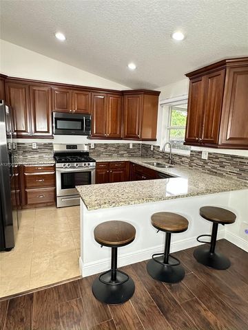 1010 Salmon Isle, Green Acres, FL 33413