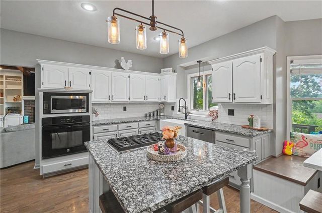 14935 W 76th Street, Lenexa, KS 66216