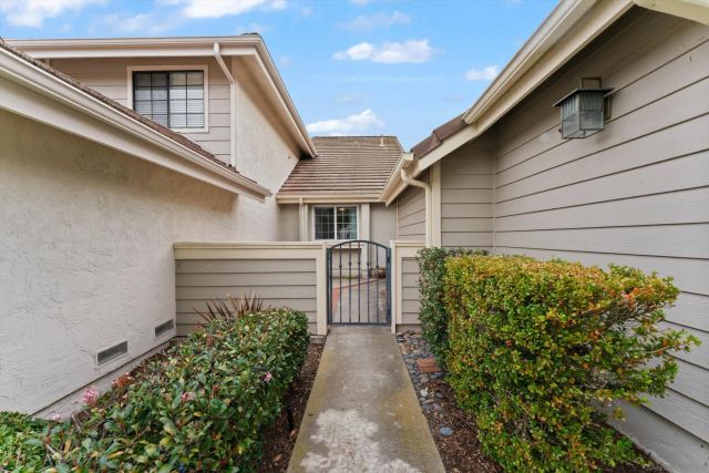 1938 Spyglass Cir, Vista, CA 92081