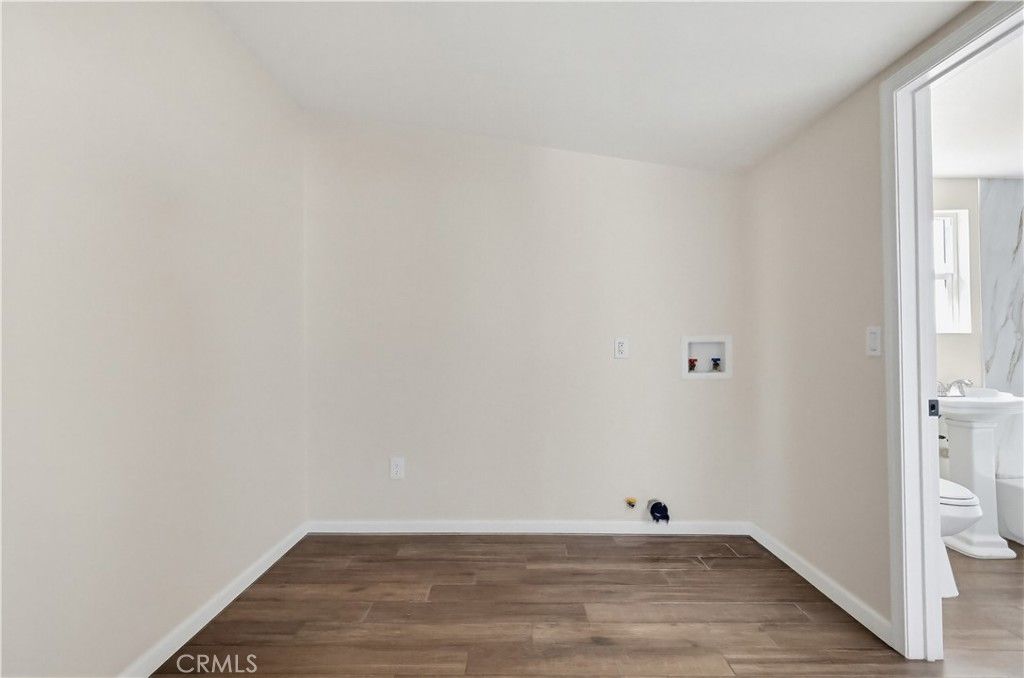 Image 30 of property listing at 1033 E 57th, Los Angeles, CA 90011