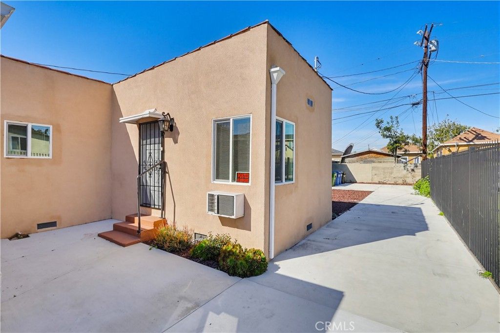 Image 6 of property listing at 1033 E 57th, Los Angeles, CA 90011