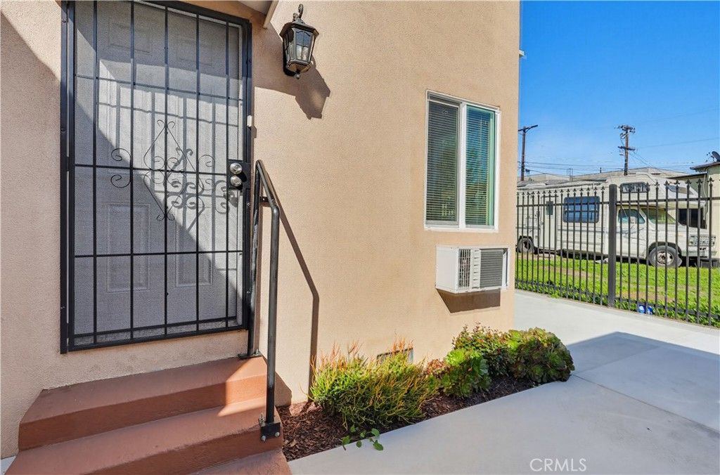 Image 7 of property listing at 1033 E 57th, Los Angeles, CA 90011