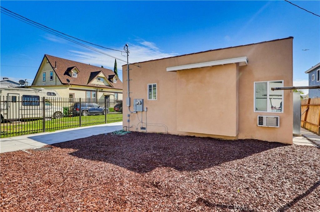 Image 8 of property listing at 1033 E 57th, Los Angeles, CA 90011