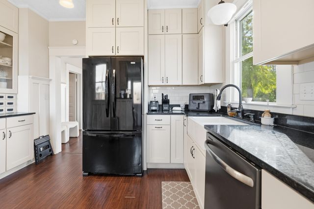 260 E Merritt Avenue, Tulare, CA 93274