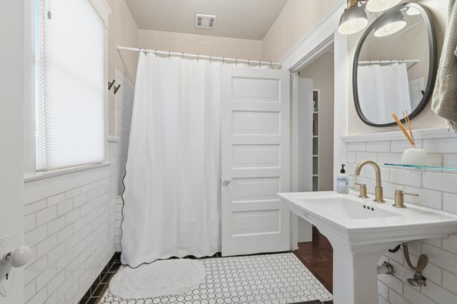 260 E Merritt Avenue, Tulare, CA 93274