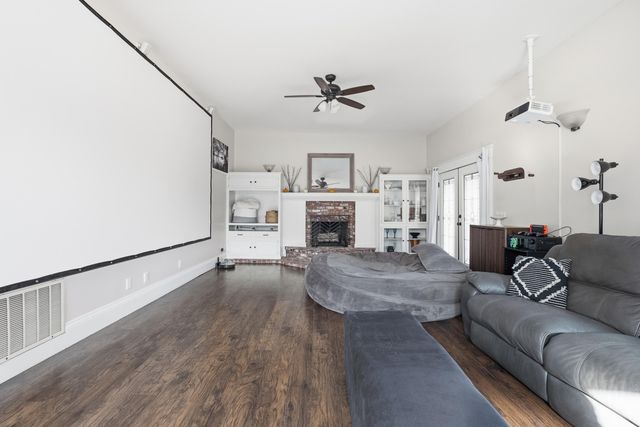 260 E Merritt Avenue, Tulare, CA 93274