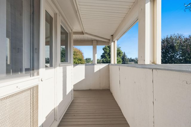 260 E Merritt Avenue, Tulare, CA 93274