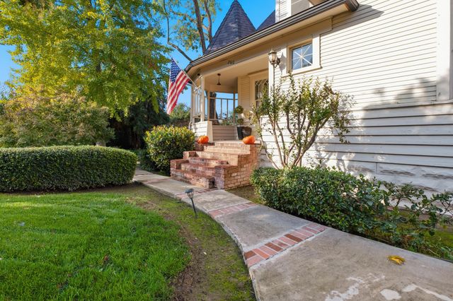 260 E Merritt Avenue, Tulare, CA 93274