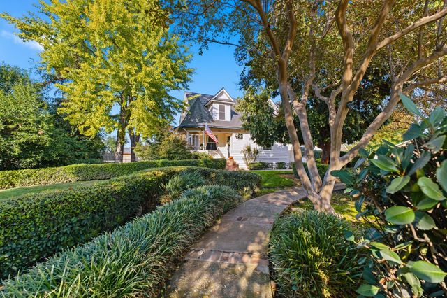 260 E Merritt Avenue, Tulare, CA 93274