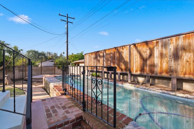 260 E Merritt Avenue, Tulare, CA 93274