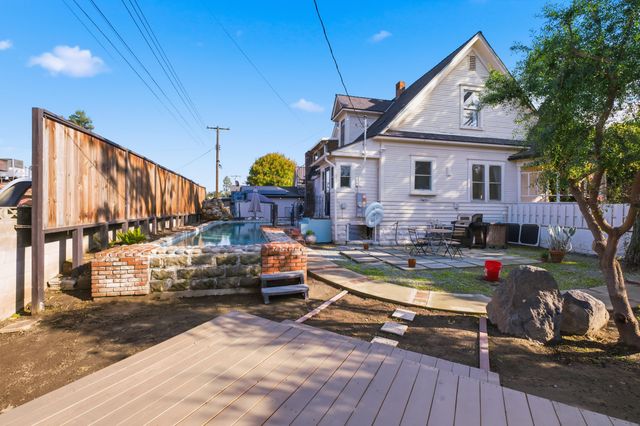 260 E Merritt Avenue, Tulare, CA 93274