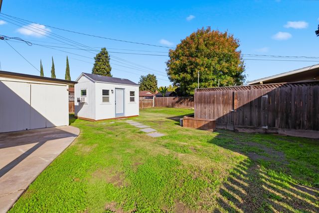 260 E Merritt Avenue, Tulare, CA 93274