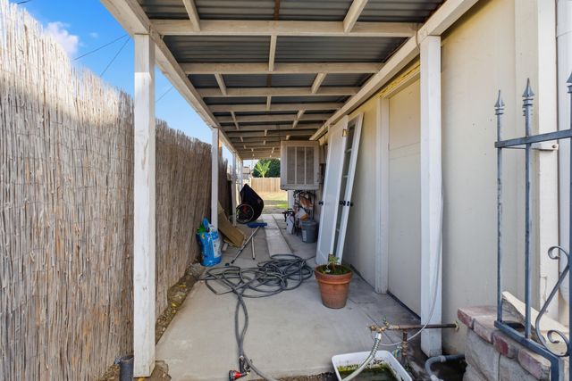 260 E Merritt Avenue, Tulare, CA 93274