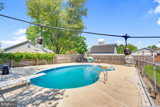5 TILTON AVE, Toms River, NJ 08757