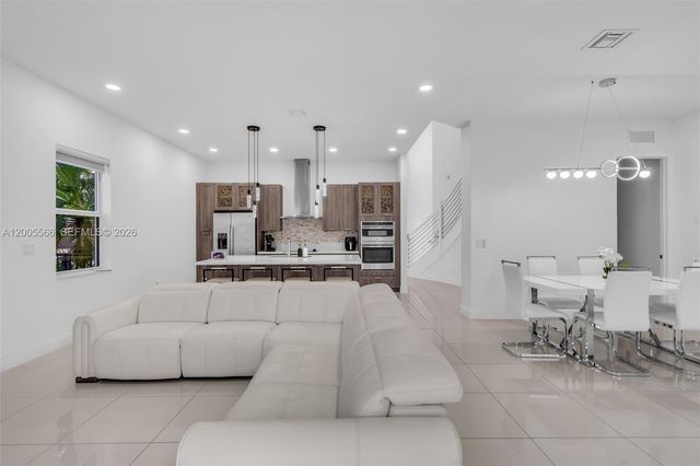 15540 NW 88th Ave, Miami Lakes, FL 33018