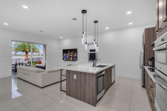 15540 NW 88th Ave, Miami Lakes, FL 33018