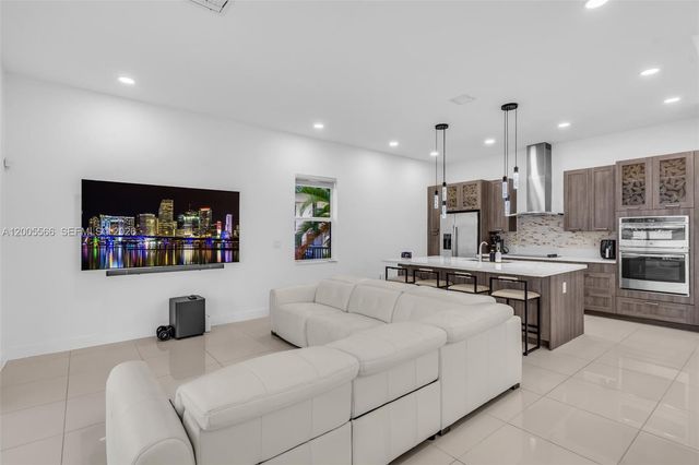 15540 NW 88th Ave, Miami Lakes, FL 33018