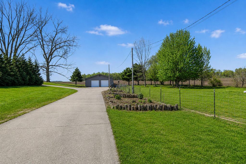 52290 Townhall Road, Dowagiac, MI 49047
