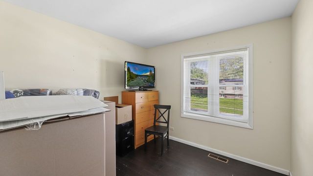 7901 Iroquois Court, Woodridge, IL 60517