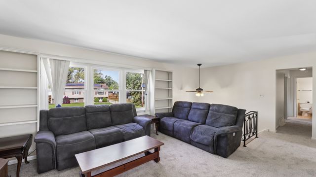 7901 Iroquois Court, Woodridge, IL 60517