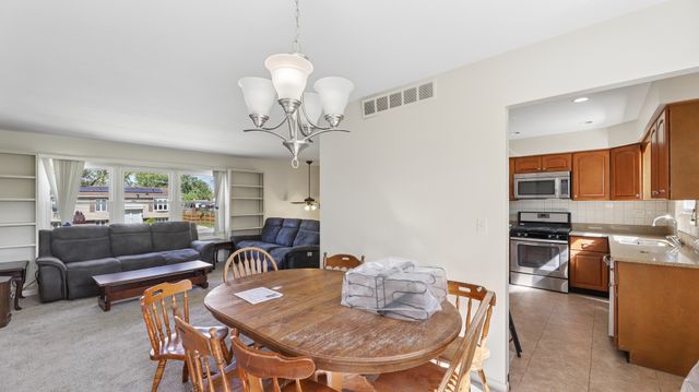 7901 Iroquois Court, Woodridge, IL 60517