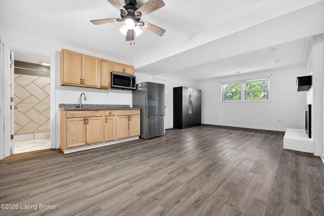 8619 Michael Ray Dr, Louisville, KY 40219