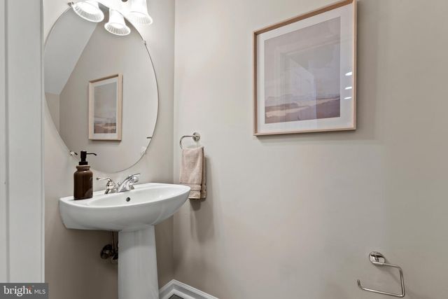 5105 DONOVAN DR, Alexandria, VA 22304