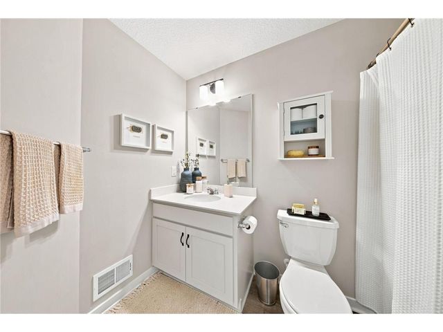 2217 Gateway Curve, North Saint Paul, MN 55109