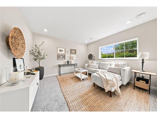 2217 Gateway Curve, North Saint Paul, MN 55109