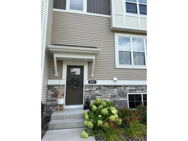 2217 Gateway Curve, North Saint Paul, MN 55109