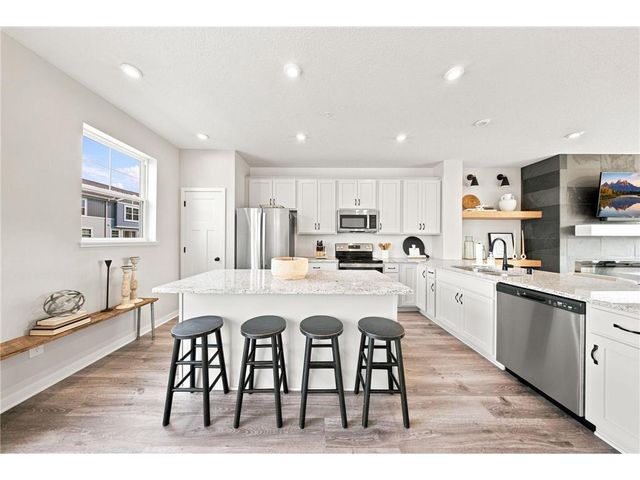 2217 Gateway Curve, North Saint Paul, MN 55109