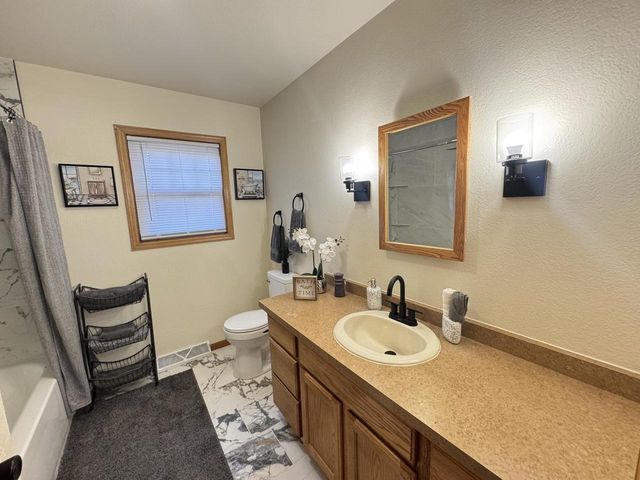 2210 N 15th STREET, Milwaukee, WI 53205