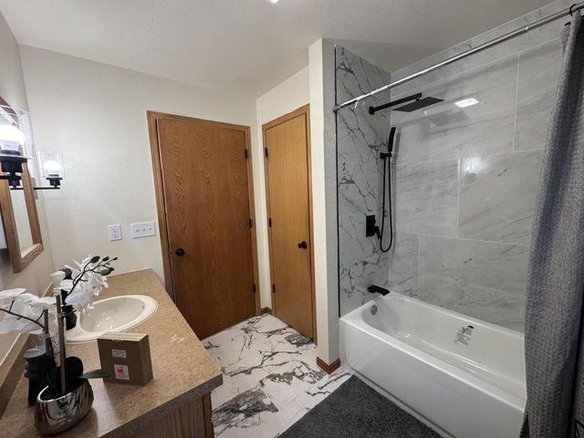 2210 N 15th STREET, Milwaukee, WI 53205