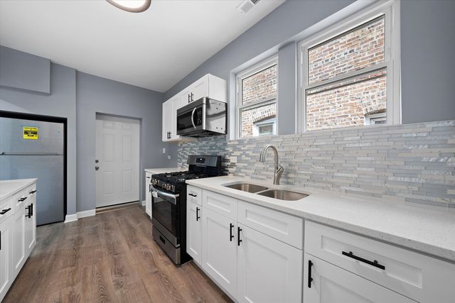 7716 S Kingston Avenue, Chicago, IL 60649